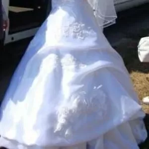 Продам белоснежное свадебное платье (с кринолином). 