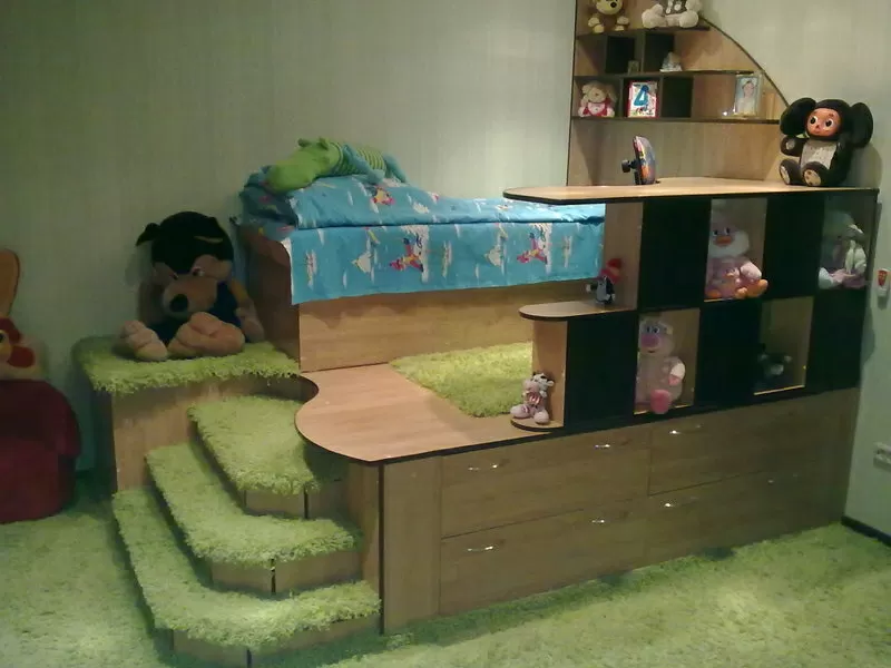 продам детскую кровать с подиумом и столом изготовленную индивидуально
